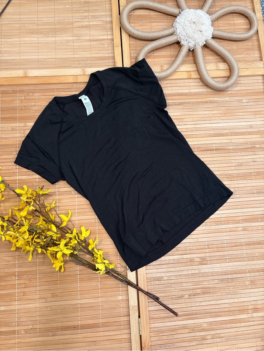 Lululemon Black Short Sleeve Athletic Top Size 4